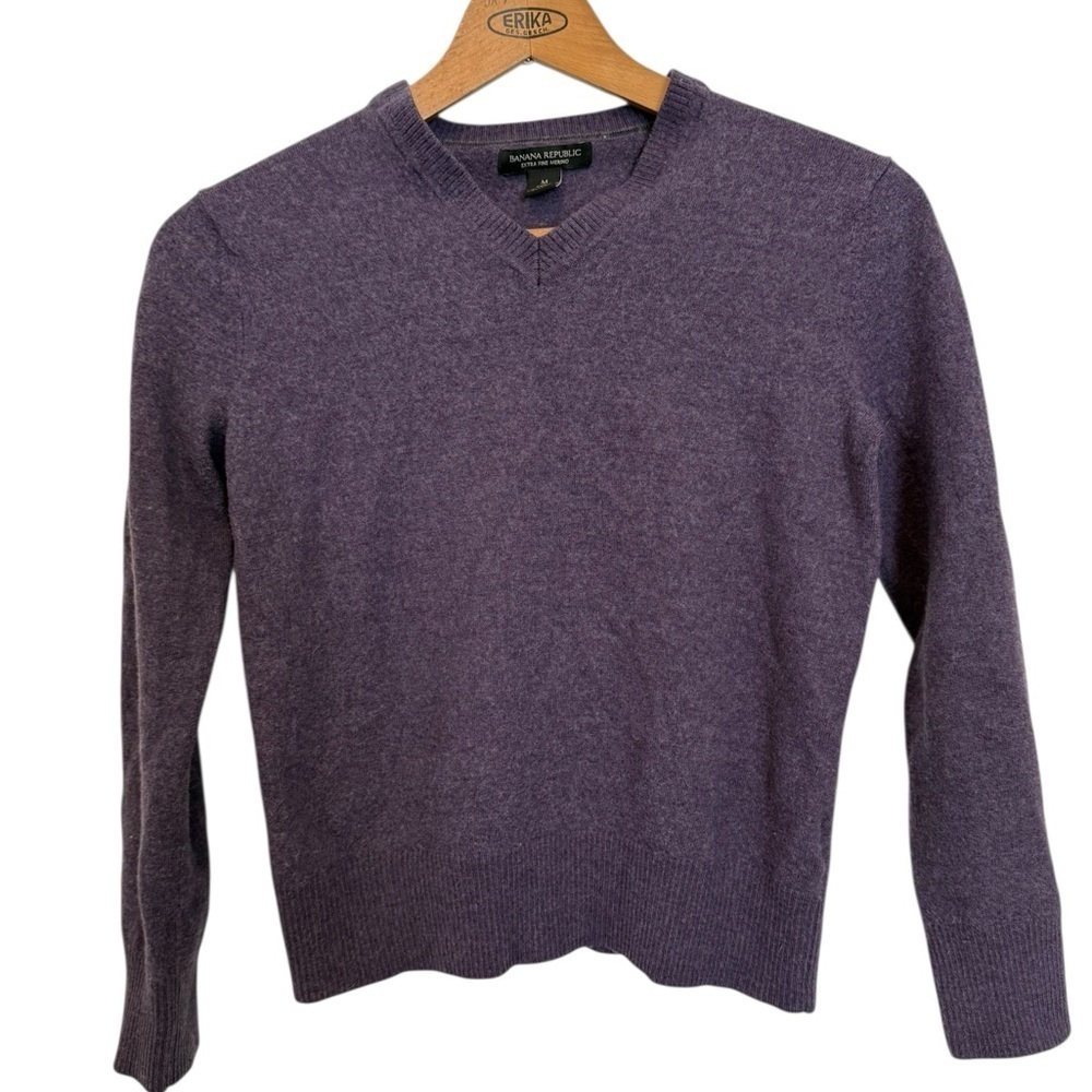 Banana Republic Merino Purple V-Neck sweater Men’s size M